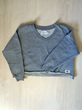 Calvin Klein Grey V-Neck Pullover (Cropped) Woman Size L